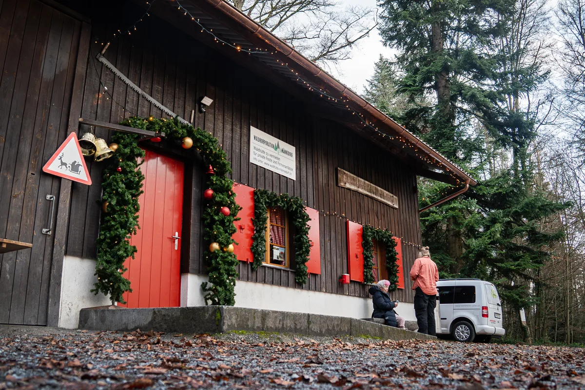 Eine Weihnachtshütte im Wald.